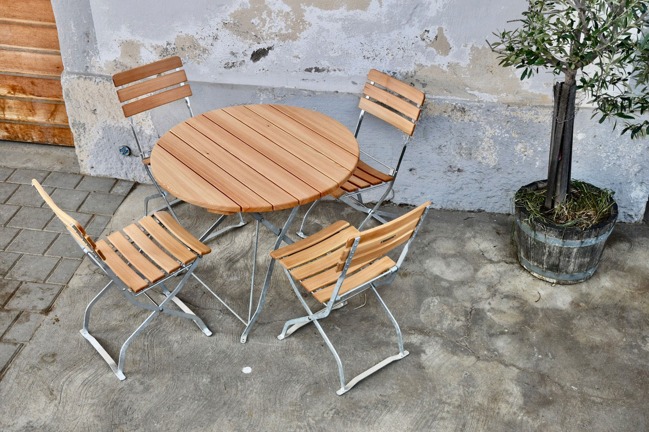 Gartentisch rund mit 4 Klappstühlen aus Schweizer Holz, Lärche FSC, Stahl verzinkt