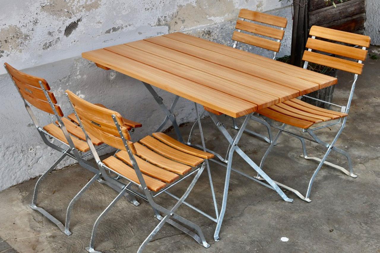 Gartentisch viereckig mit 4 Klappstühlen aus Schweizer Holz, Lärche FSC, Stahl verzinkt
