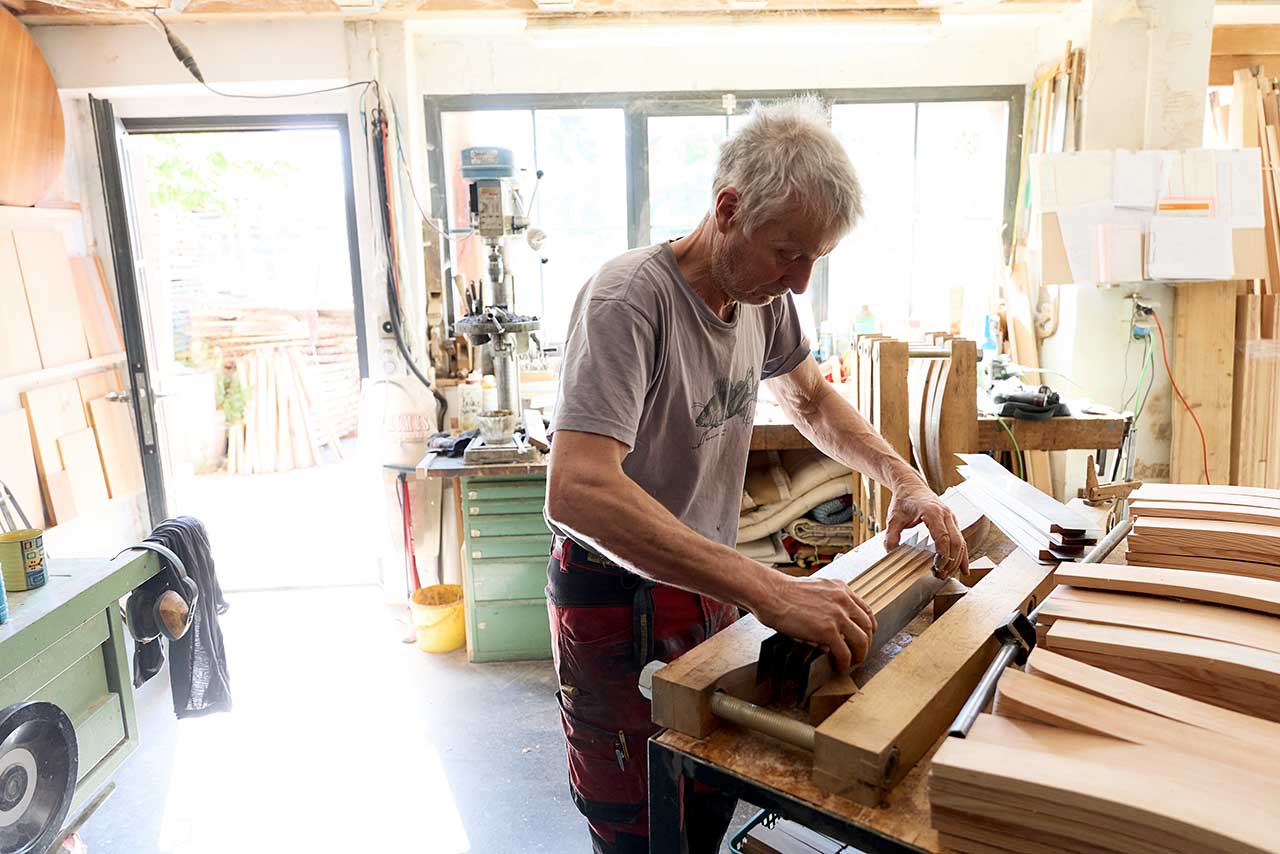 Handwerkstatt, Innenansicht mit Marcel bei der Arbeiten