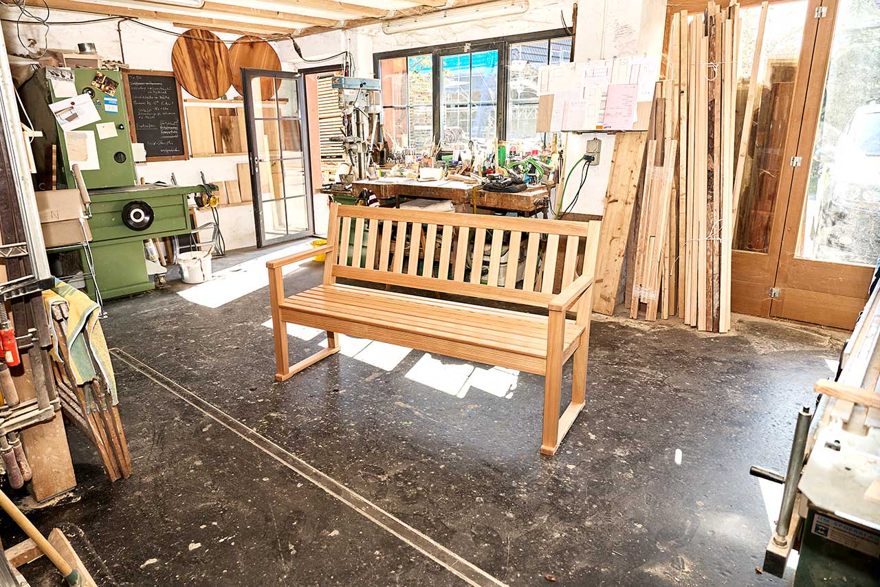 Handwerkstatt Innenansicht mit Gartenbank