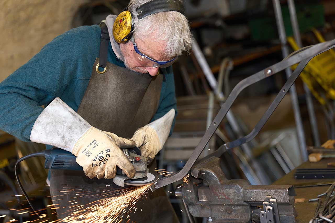 Handwerkstatt, Innenansicht mit Marcel bei der Arbeiten