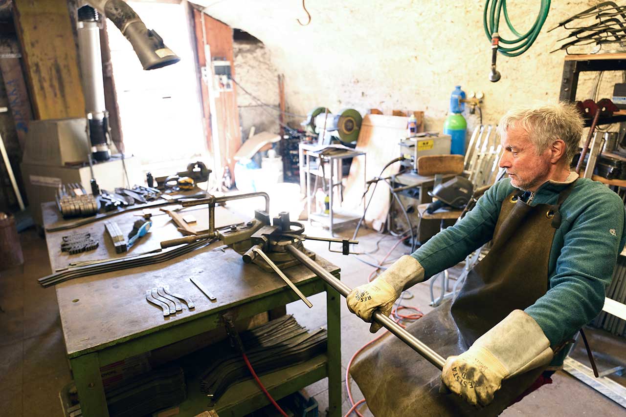 Handwerkstatt, Innenansicht mit Marcel bei der Arbeiten