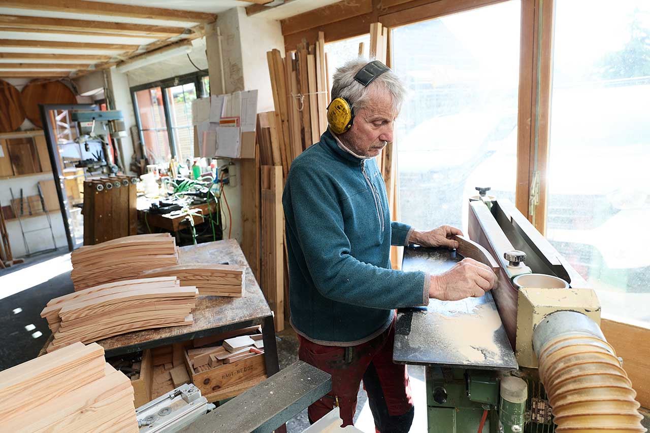 Handwerkstatt, Innenansicht mit Marcel bei der Arbeiten