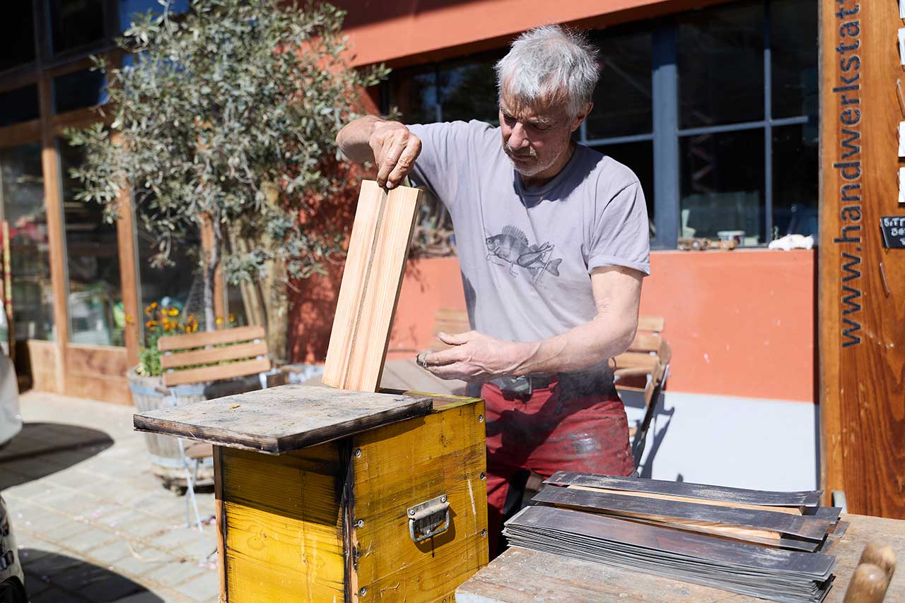 Handwerkstatt, Innenansicht mit Marcel bei der Arbeiten