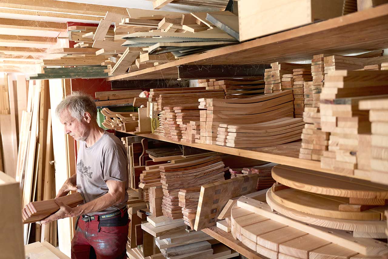 Handwerkstatt, Innenansicht mit Marcel bei der Arbeiten