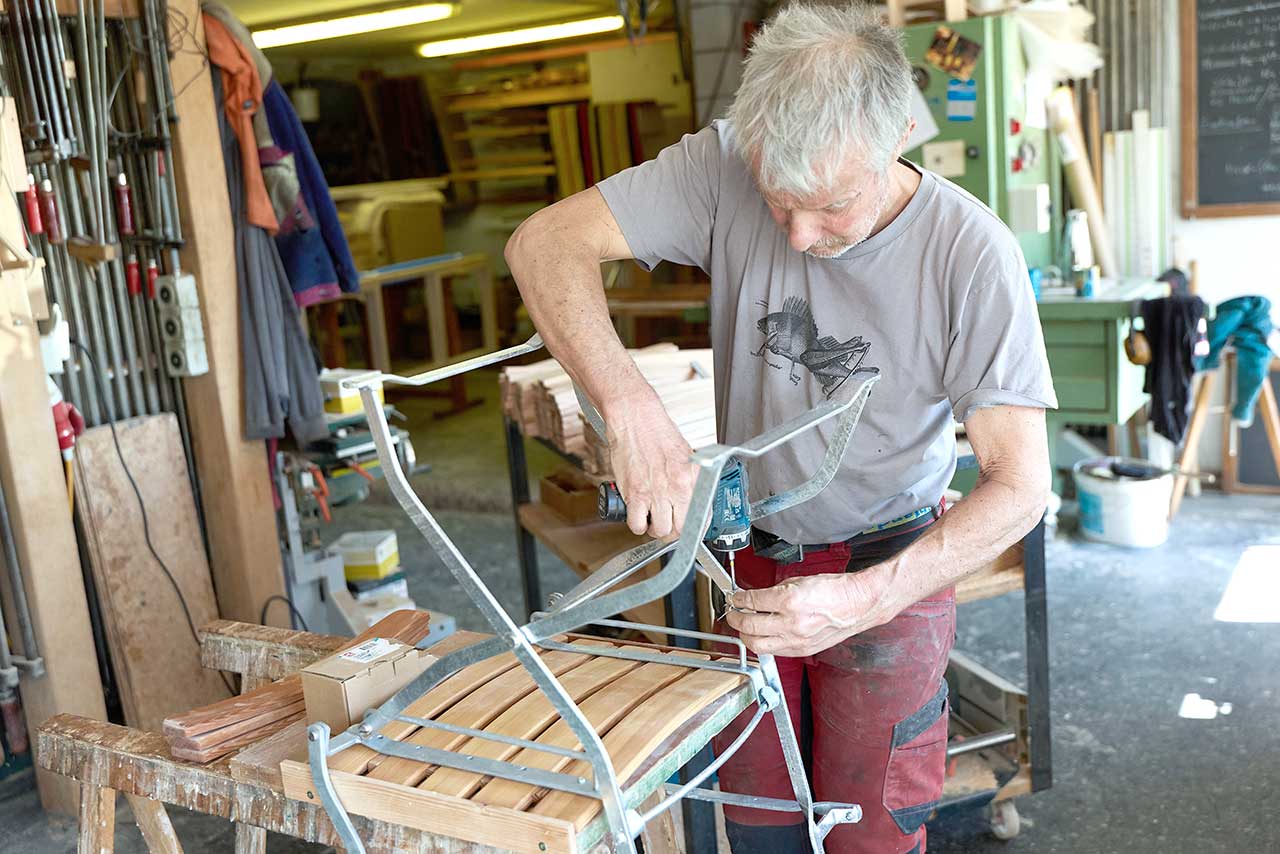 Handwerkstatt, Innenansicht mit Marcel bei der Arbeiten